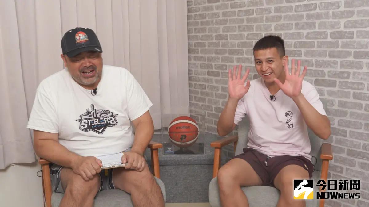 ▲小跑車後衛劉承彥接受肯尼哥專訪！ （圖／胡繼偉 攝）