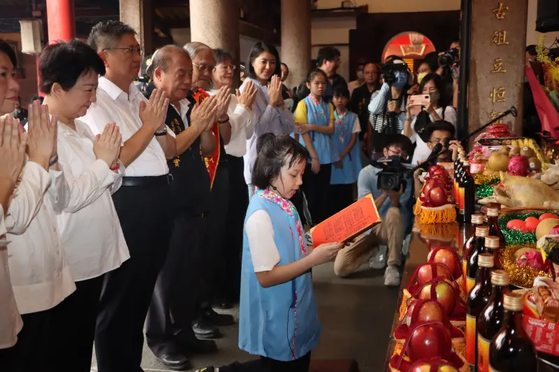 ▲新埔國小學生以客語朗讀祝文。（圖／新竹縣政府提供）