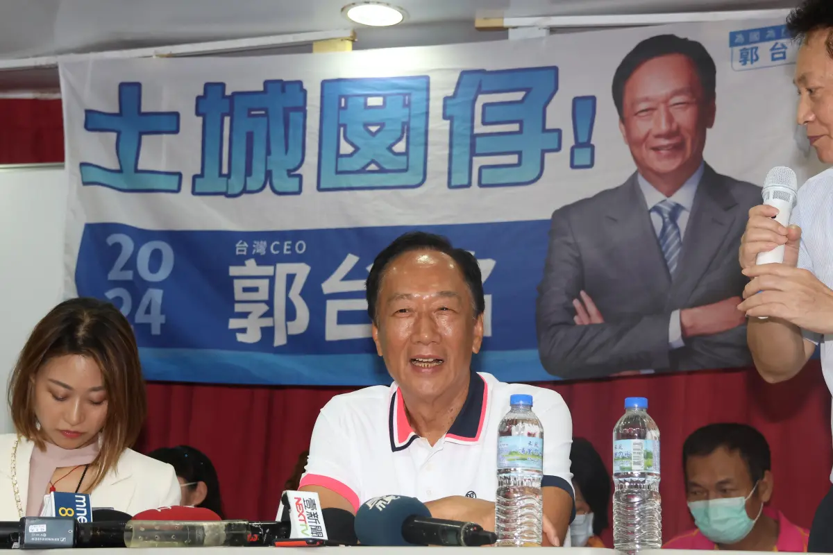 ▲談到高雄出現立委參選人與郭台銘合掛看板，郭台銘今受訪時指出，應該順著民意去，讓國民黨立委勝選有何不好？難道要讓他跟民進黨立委掛一起？（圖／記者陳明中攝，2023.08.24）