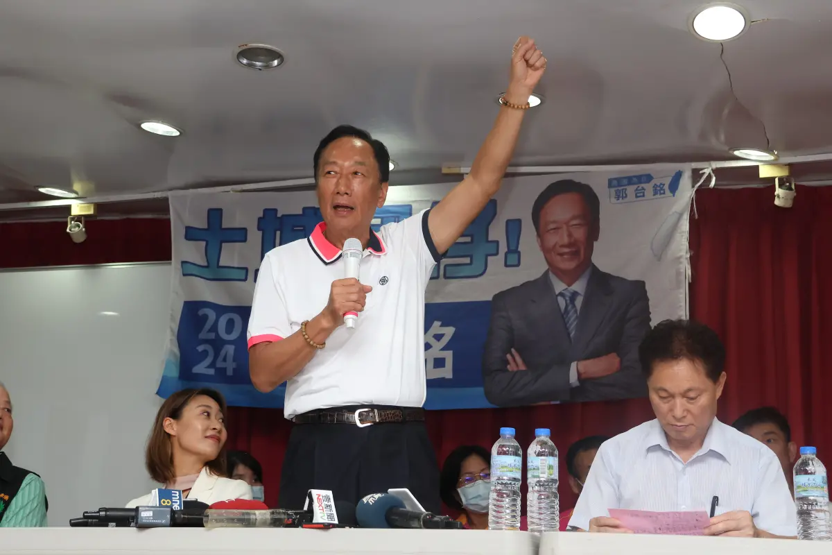 ▲郭台銘今在廟口宣講嗆聲「那些講要支持賴清德的，可以！報上姓名來！自願參加國軍志願役5年沒有錢，叫蘇貞昌拿掃帚去打啊。」（圖／記者陳明中攝）