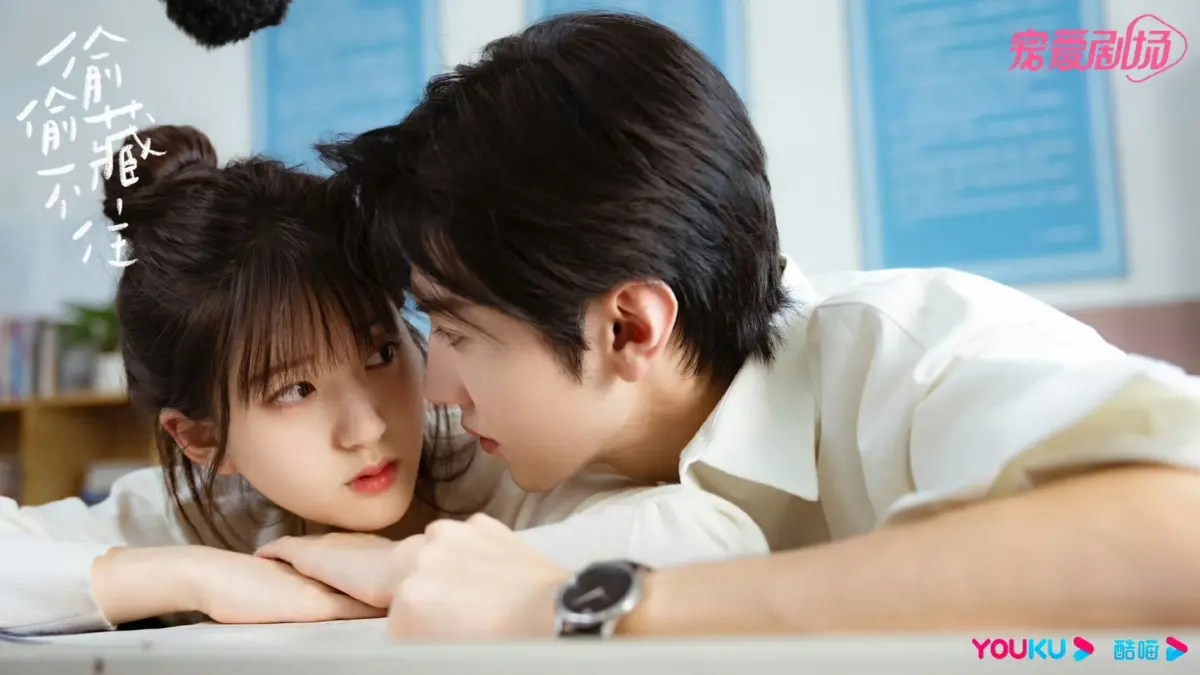 ▲趙露思（左）旺夫體質發威，與陳哲遠主演的陸劇《偷偷藏不住》爆紅。（圖／翻攝《偷偷藏不住》微博）