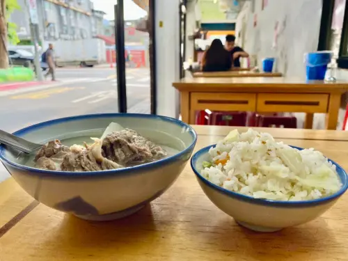 ▲換個角度來看原汁排骨湯和高麗菜飯，盛滿的程度相當有誠意啊，這飯還只是小碗的尺寸呢。（圖／記者蕭涵云攝）