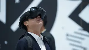 ▲ 高雄市長陳其邁戴上VR頭顯，體驗《永恆聖母院》。（圖／科工館提供）