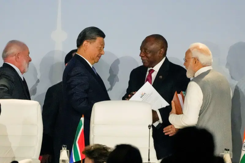 ▲印度總理莫迪在南非舉行的金磚國家峰會場邊，與中國國家主席習近平會談。（圖／美聯社／達志影像）