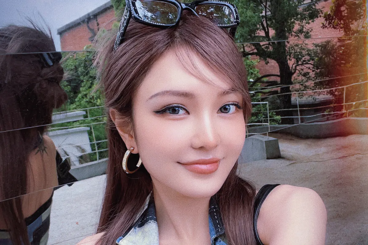 ▲周揚青擦掉招牌長眼線，畫上淡妝整個人少女感十足，照片曝光後，一舉衝上微博熱搜。（圖 / 周揚青微博）