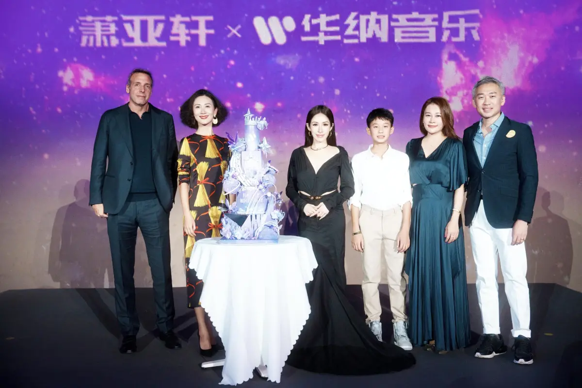 ▲蕭亞軒（右四）在北京的記者會上，曝光13歲的帥姪子（右三）。（圖／華納音樂提供。）