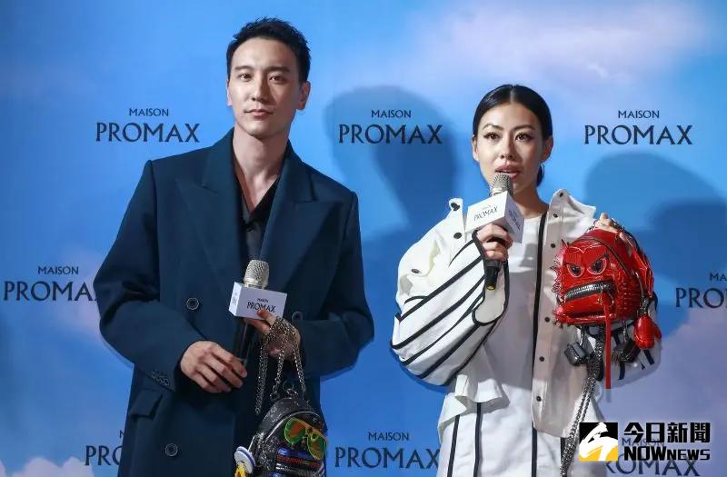 ▲蔡詩芸（右）錄製540國際求救手勢的教學影片，王陽明在背後模仿，遭太座氣憤追打。（圖／NOWNEWS資料照）