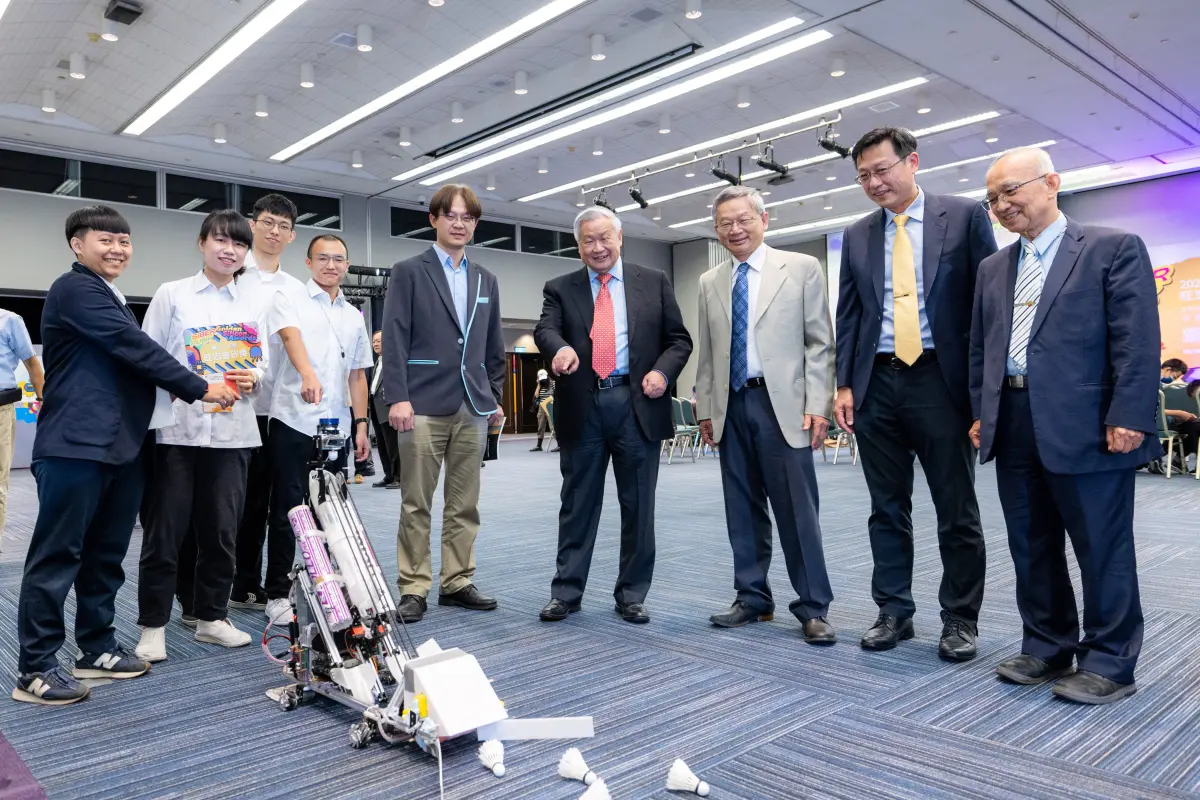 ▲台科大師生整合AI演算法開發等多項技術，設計出一款結合撿球、羽球檢驗、篩選等於一體的系統，獲旺宏金矽獎銀獎。（圖／台科大提供）