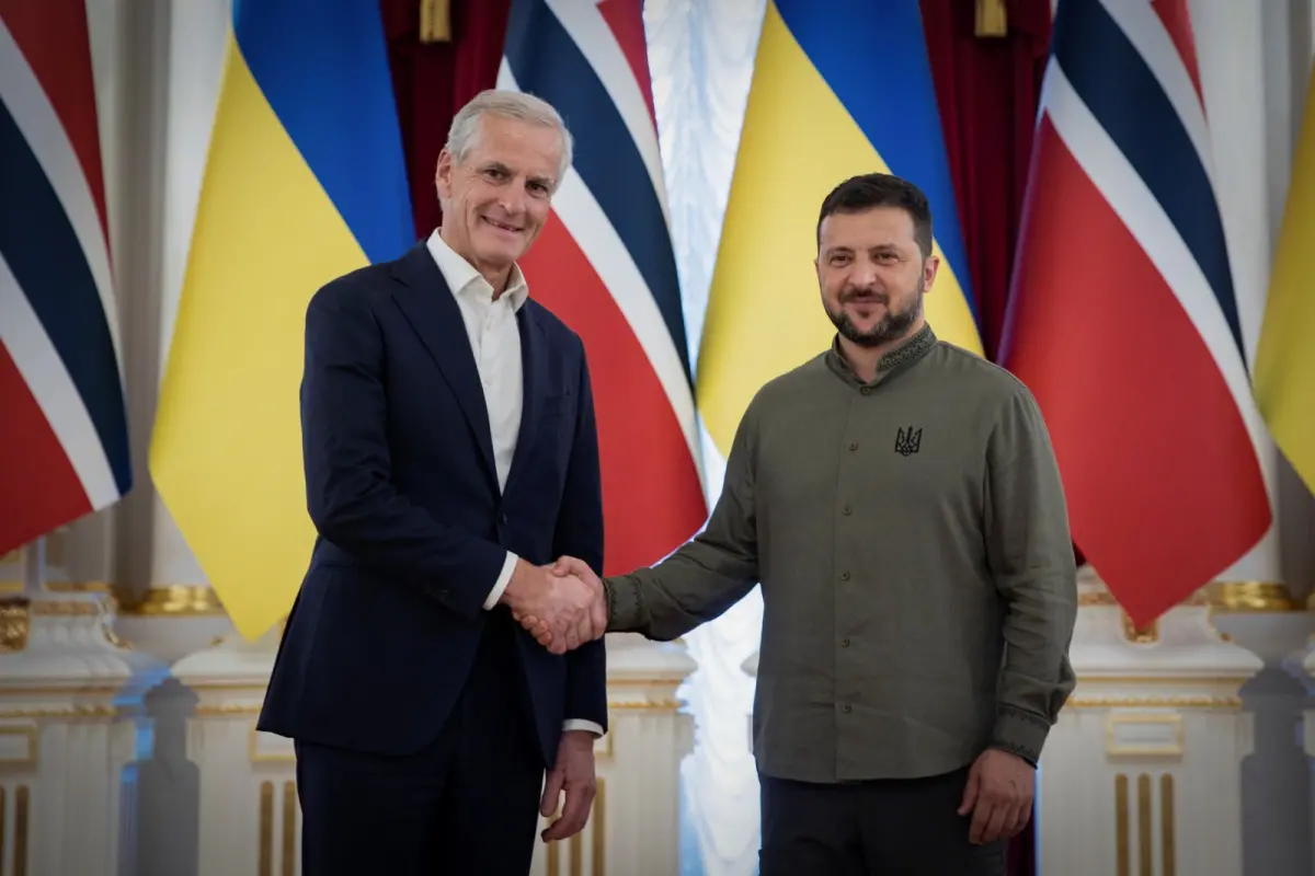 ▲挪威將成為第3個向烏克蘭提供F-16戰鬥機的國家，加強烏克蘭以蘇聯時代戰機為主力的空軍。圖為挪威總理斯托爾（Jonas Gahr Store）24日造訪基輔。（圖／美聯社／達志影像）