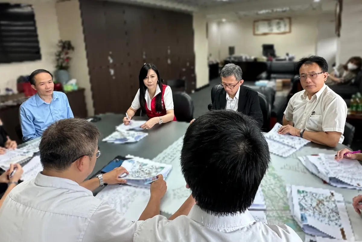 ▲萬美玲與副市長王明鉅以及客運業者協調學生專車路線，最後達成整併降低路線的共識。（圖／萬美玲服務處提供）