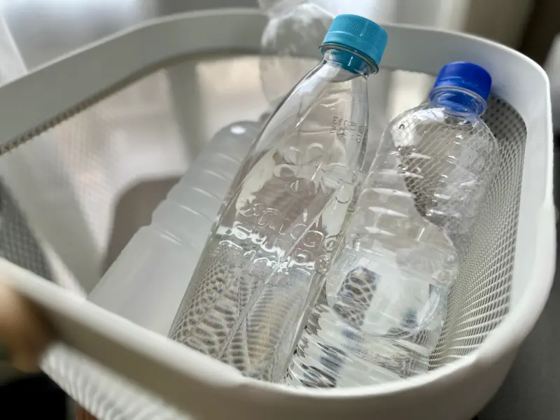 ▲寶特瓶所使用的1號塑膠PET不耐熱、容易變形，但沒有太多有毒物質析出的問題。（圖／周淑萍攝）