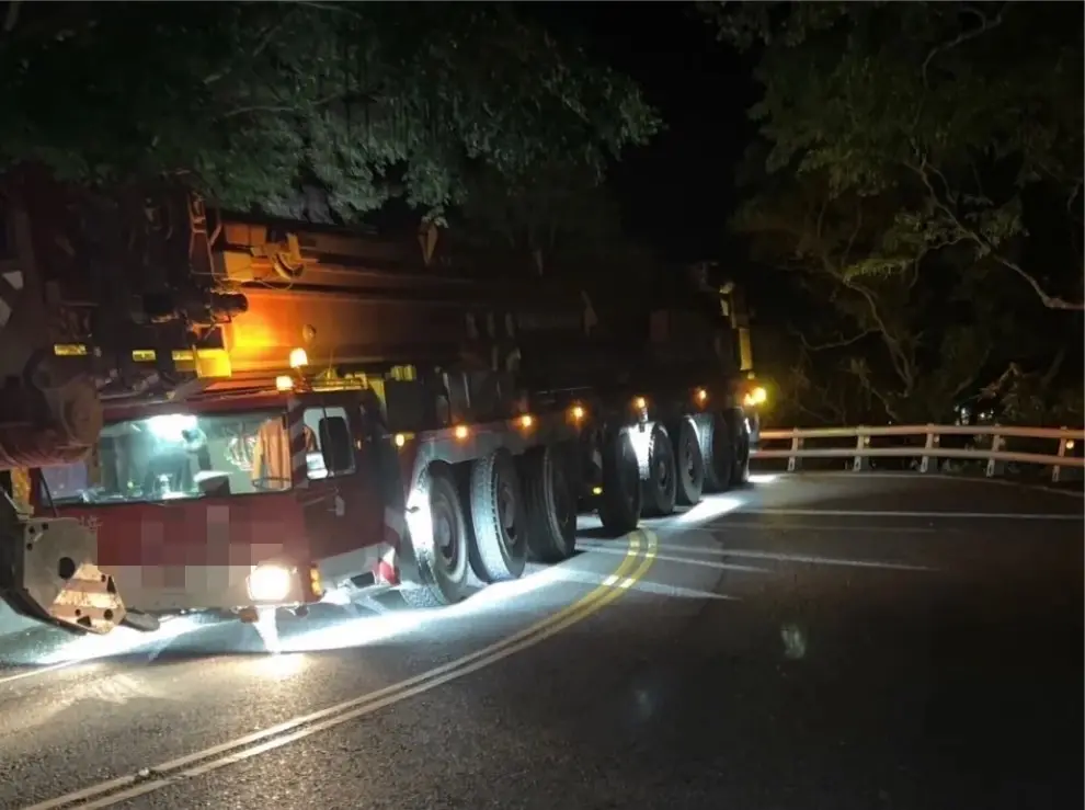▲ 25日凌晨，台9線南澳段120.7公里處發生一台特殊吊車故障阻斷交通事故。（圖／翻攝自記者爆料網）