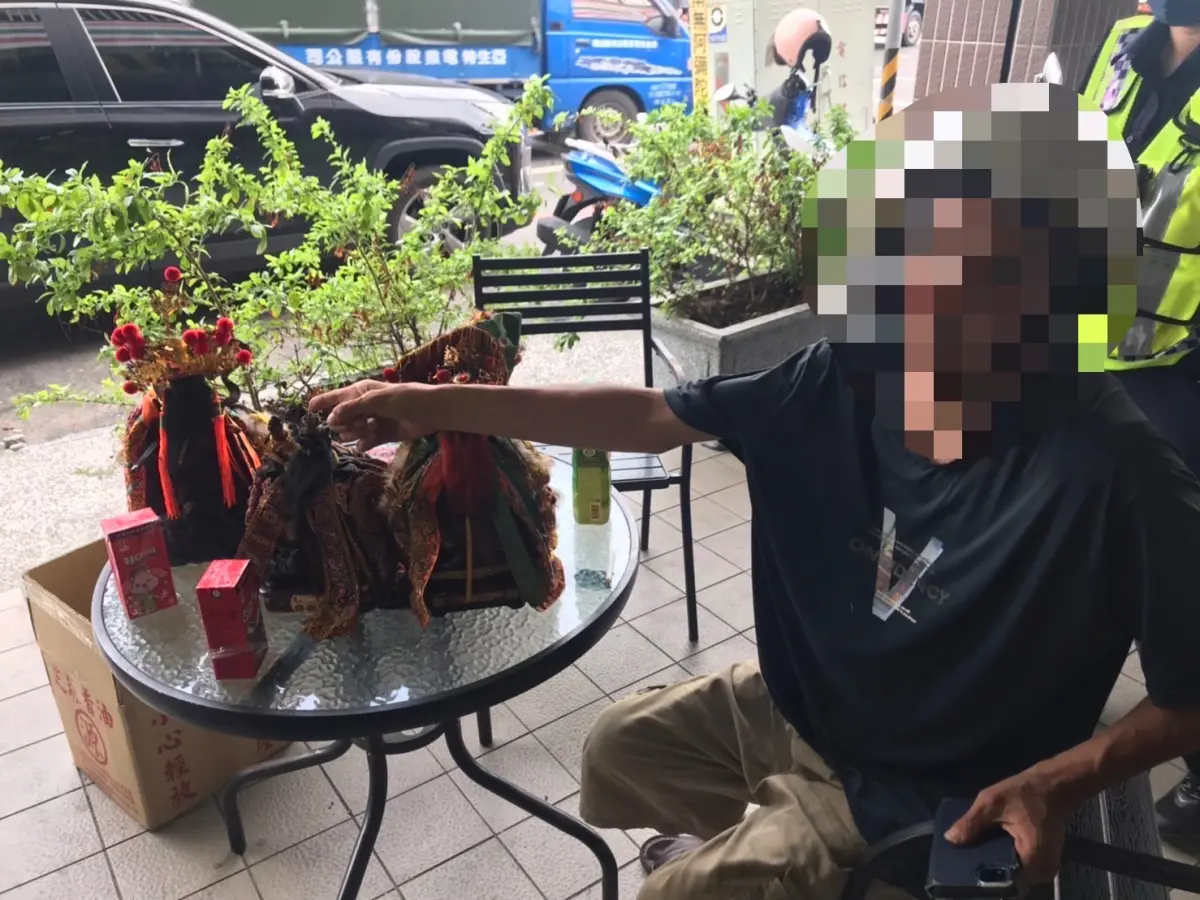 ▲有民眾在網路上發現有賣家販賣的神像與自家遺失的玄天上帝神像相似，相約面交時確認就是自家遺失的神像，立即報警處理。（圖／翻攝畫面）