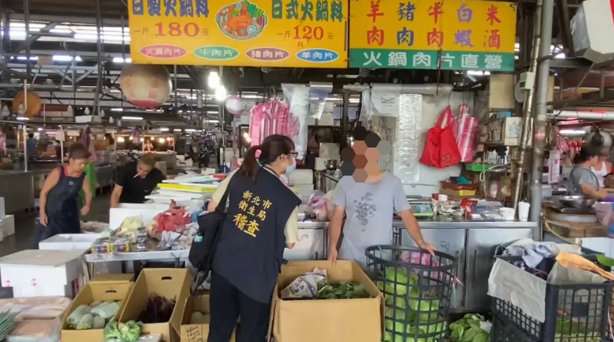▲新北市政府衛生局人員前往果菜市場稽查。（圖 ／新北市政府衛生局提供）