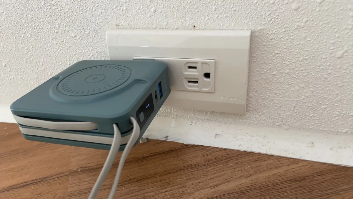 ▲網紅推薦的行動電源爆炸引起關注，墨子科技發出聲明，「202211、 202212」序號機種將派車回收換新機。（圖／記者張嘉哲攝）