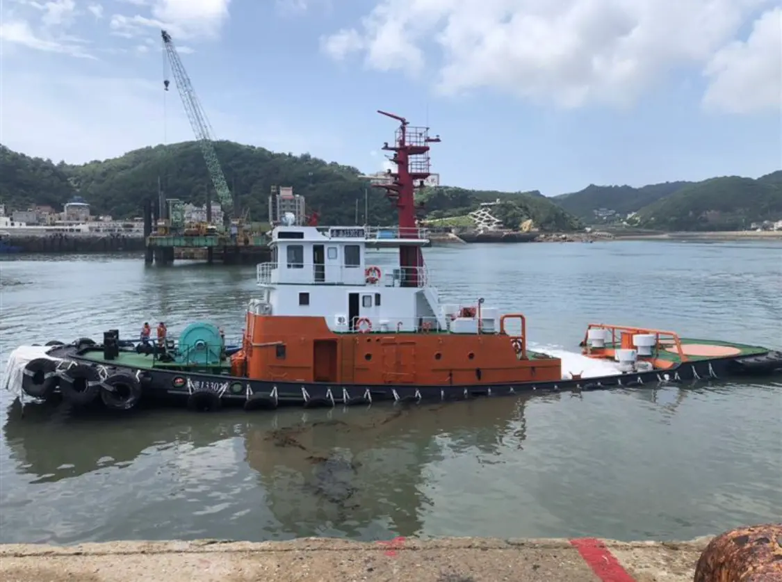 ▲拖駁船「台港13302號」和新台馬輪碰撞後，在馬祖福澳港內沉沒。（圖／翻攝畫面）