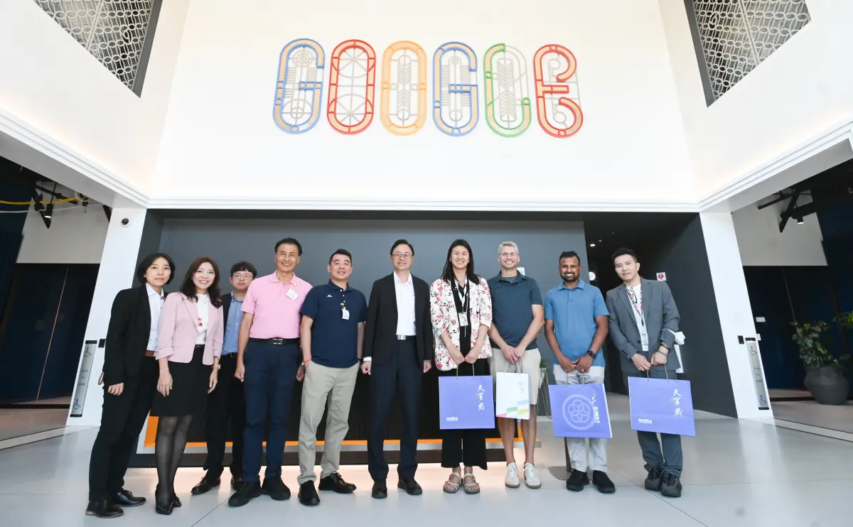 ▲張善政率市府訪問團前往位於聖荷西Piedmont的Google Reference School與ChromeOS Enterience Center，就教學場域如何深入使用資訊硬體與軟體展開交流。（圖／桃園市政府提供）