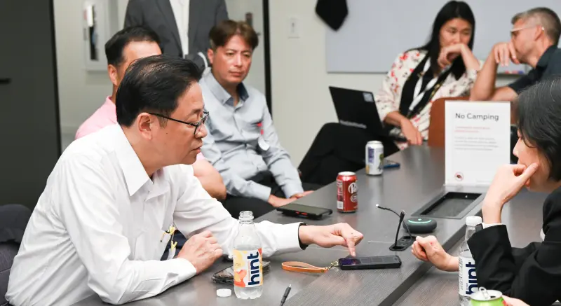 ▲張善政Google取經，雙方就教學現場如何使用資訊硬體及軟體，深入交換意見，並同時對於老師的增能研習進行研討。（圖／桃園市政府提供）