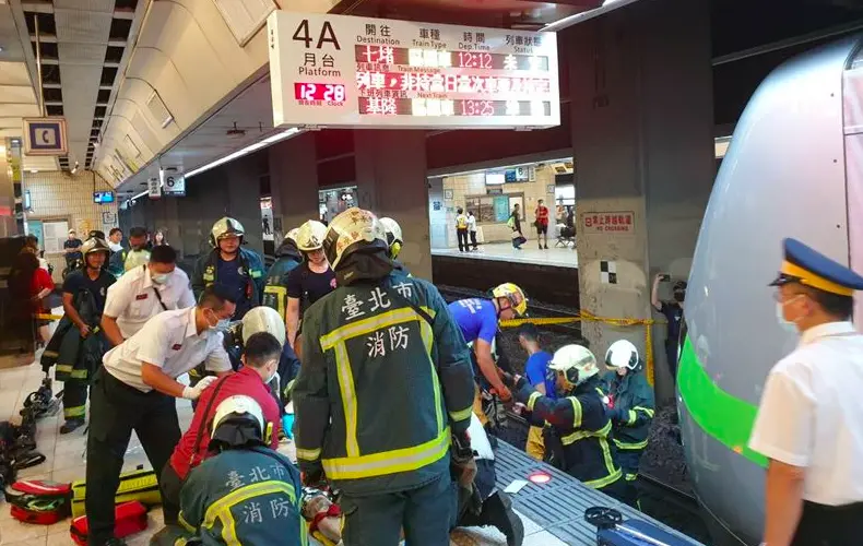 ▲25日台北車站驚傳有婦人落軌意外。（圖／翻攝畫面）