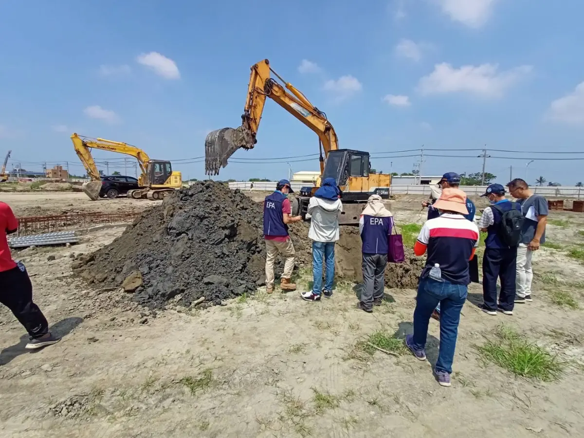 ▲時代力量立委陳椒華因懷疑學甲區興業段國有土地下方有違法掩埋爐碴，今（25）日率大隊人馬動用挖土機進行開挖。（圖／台南市政府提供）