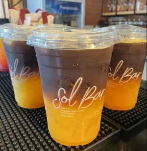 ▲前進黨的咖啡廳推出柳橙咖啡，因皮塔爆紅而大受歡迎。（圖／翻攝自前進黨臉書）