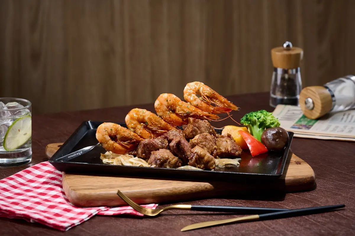 ▲易遊網開跑「99會員旅遊節」，全站旅遊商品下殺4折起，還有饗食天堂299元超殺優惠。天天中午12點瘋搶9元的王品西堤牛排餐券、遠雄海洋公園門票、劍湖山門票等，連看電影也只要9元。（示意圖／王品集團提供）