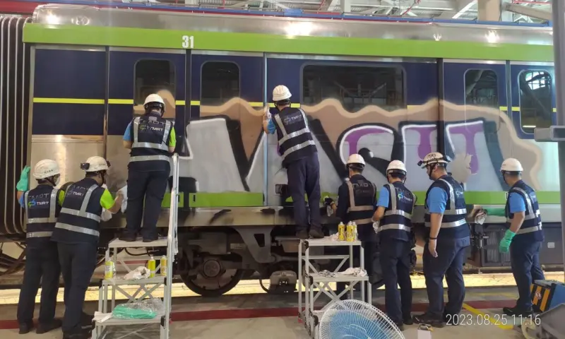 ▲台中捷運、中捷高鐵台中站尾軌處，一列備用車遭人塗鴉，警掌握2涉案外籍男身分，並由地檢署發布通緝。（圖／中捷公司提供）