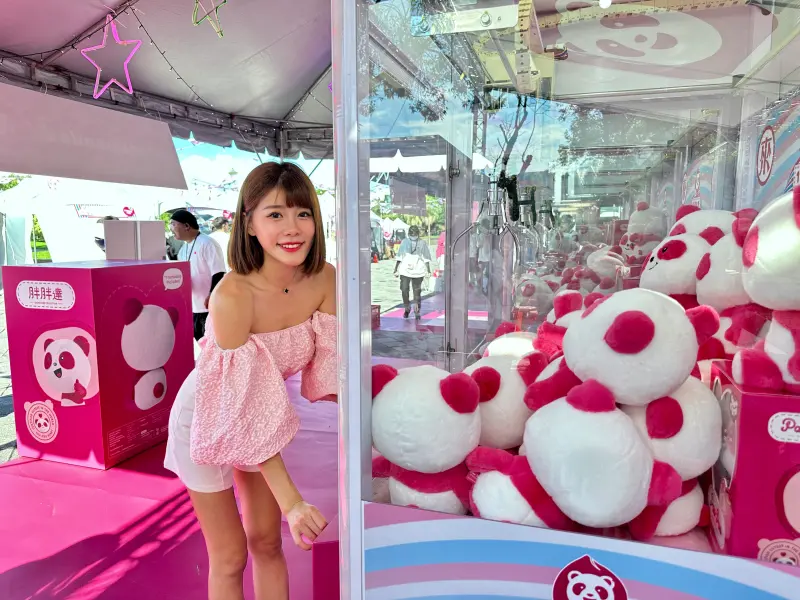 ▲foodpanda 粉紅祭將在六日舉辦，有大咖歌手開唱，且打卡就能免費夾娃娃。（圖／記者周淑萍攝）