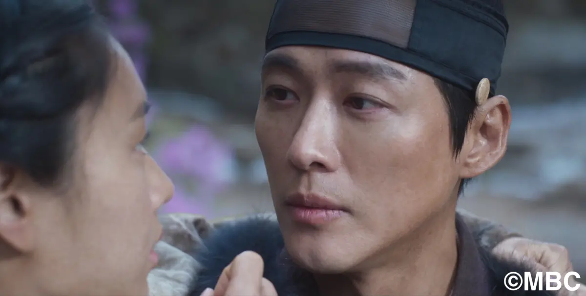 ▲《戀人》中，南宮珉堅持公主抱安恩真渡河，讓觀眾、劇中路人心臟爆擊。（圖／翻攝HamiVideo）