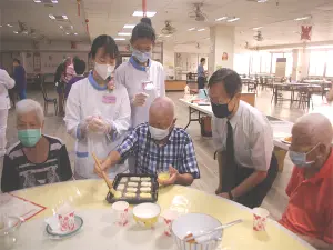 敏惠醫專攜手白河榮家舉辦祖父母節幸福共餐
