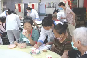 ▲長輩及同學在老師的協助下，自由調配食材、加餡壓模，協力完成製作司康（圖／敏惠醫專提供）