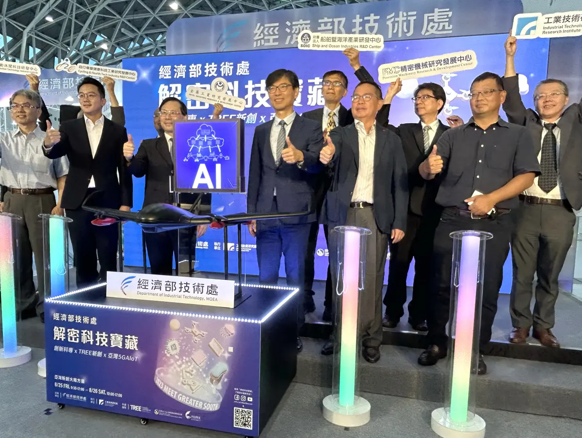 ▲經濟部以AIoT科技應用於遠洋漁業，結合金屬中心可抗七級風雨的無人機與工研院遠洋漁業AIoT加值系統等兩項技術，並與高雄三大遠洋漁業業者，共同推出全球首創以無人機隊探勘魚況技術。(圖／記者黃守作攝，2023.08.25)