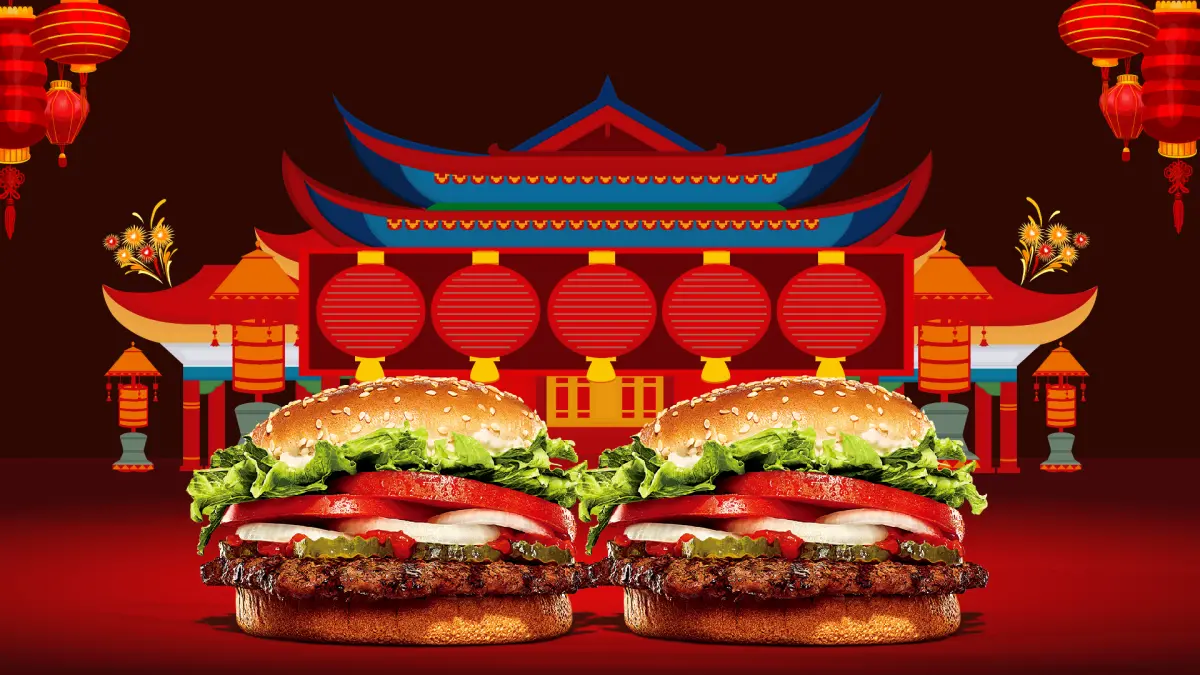 ▲中元節8月30日一日限定，漢堡王大華堡買一送一！達美樂披薩77元最後一天；頂呱呱「炸雞呱呱包桶」499元、拿坡里1台斤腿排桶199元、肯德基6塊炸雞蛋撻桶369元。（圖／漢堡王提供）