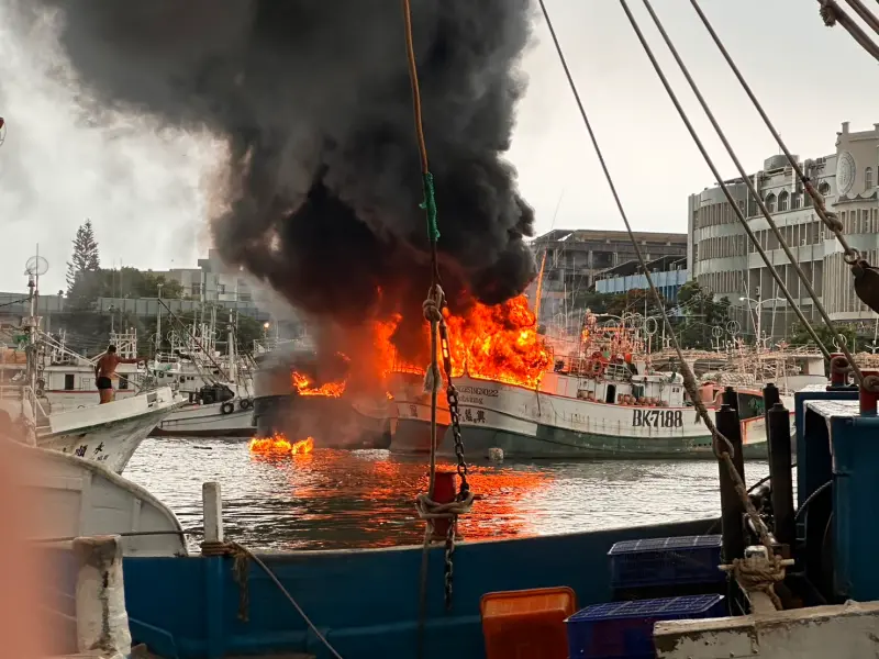 ▲東港漁港25日傍晚5點50分發生火燒船意外，烈火濃煙竄天際，消防、海巡隊出動搶救滅火。（圖／記者莊全成翻攝）