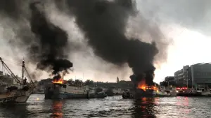 ▲共有5艘漁船受到火警影響，目前已撲滅2艘漁船的火勢，另外3艘漁船仍在燃燒。（圖／記者莊全成翻攝）
