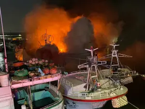 ▲東港漁港火燒漁船，目前已撲滅2艘漁船的火勢，另外3艘漁船仍在燃燒。（圖／記者莊全成翻攝）