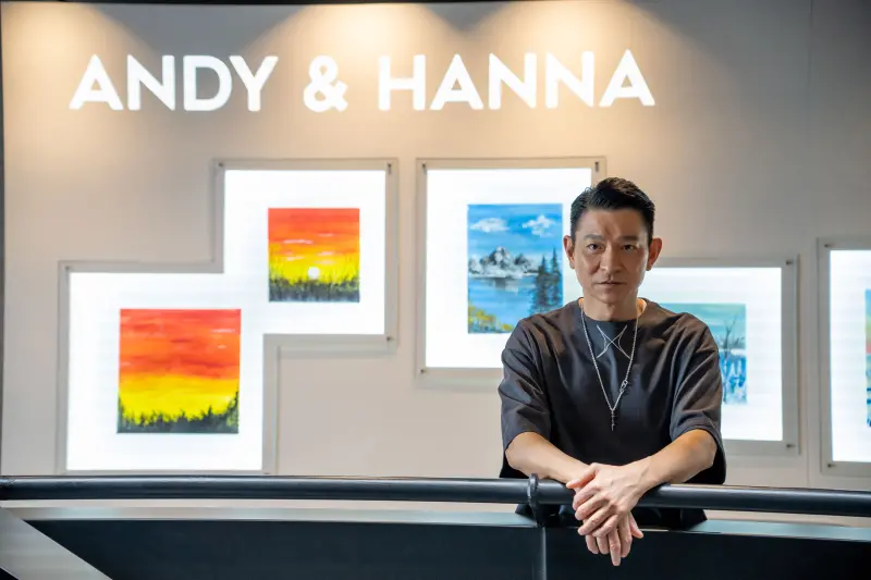 ▲劉德華背後的「ANDY & HANNA」上的畫作，就是他與11歲女兒共同作畫的成品。（圖／台灣映藝）