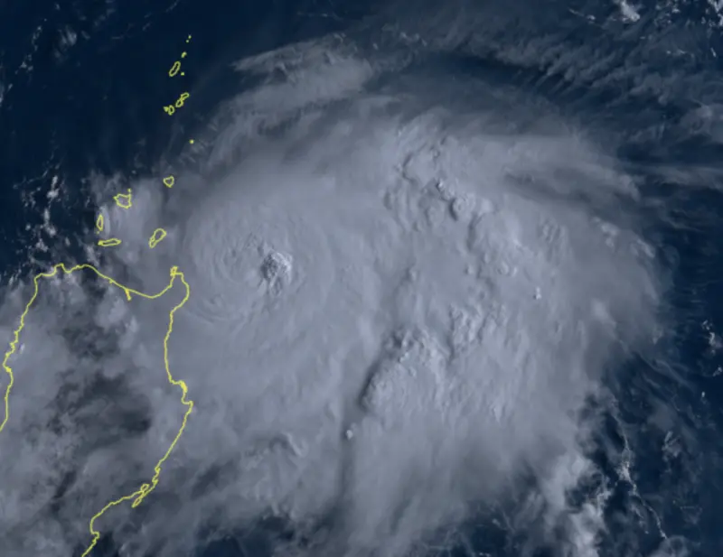 ▲蘇拉颱風已增強為中度颱風，且強度還在發展中，接近台灣時可能已達中颱上限甚至強烈颱風。（圖／翻攝向日葵8號衛星）