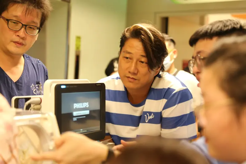 ▲好萊塢影星姜成鎬（Sung Kang）以《玩命關頭》韓哥一角聞名，近日到台大兒童醫院協助拍片。（圖/施景中臉書）