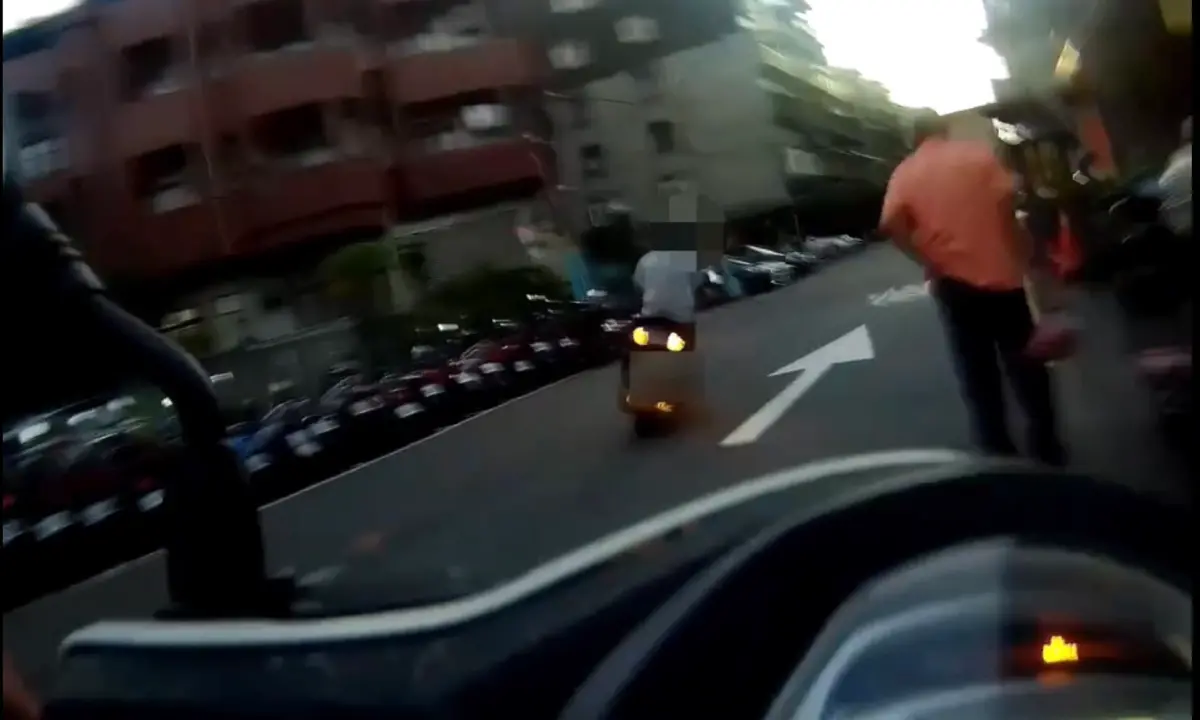 ▲謝男騎乘機車，沿路闖越紅燈，被員警見狀上前攔查，其酒測值達0.58MG/L，被警方依公共危險罪移送新北地檢偵辦。（圖／翻攝畫面）