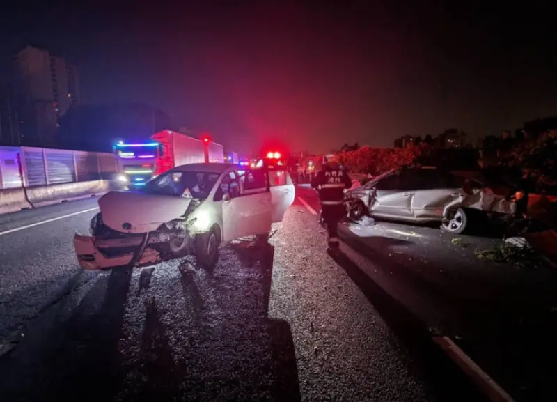 ▲26日凌晨，國道1號北上竹北路段，發生一起追撞車禍事故，2台自小客車在中內線發生追撞。（圖／翻攝畫面）