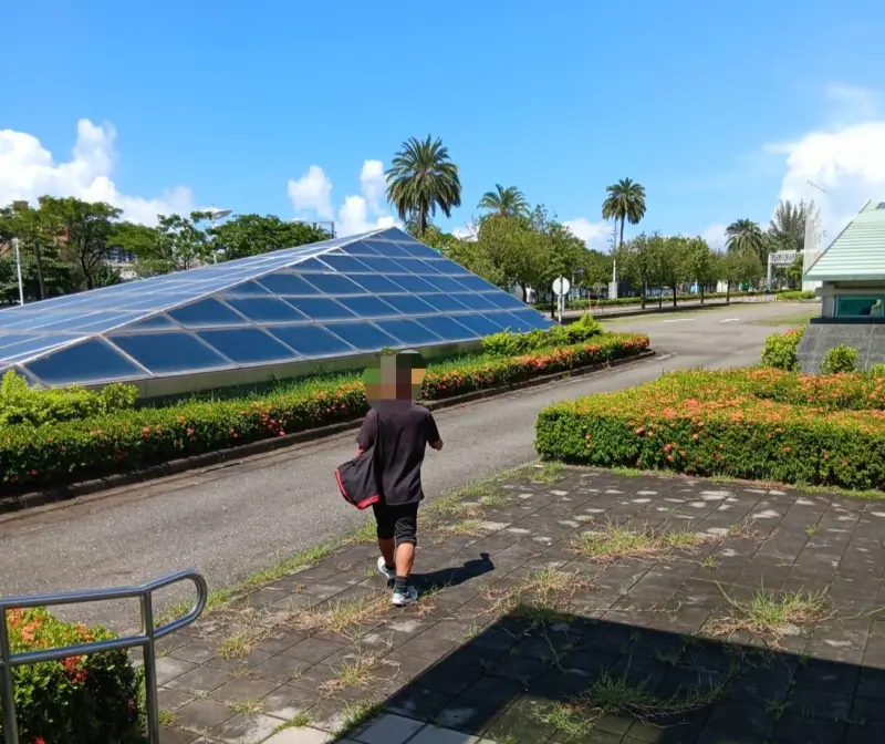 ▲男子於候車月台抽菸，被勸導不滿竟揮拳攻擊站長，隨後轉身離去。（圖／翻攝畫面）