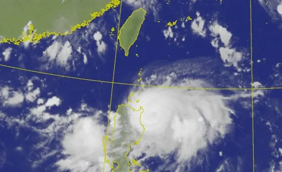 ▲蘇拉颱風目前位菲律賓東方海面打轉，中元節最靠近台灣，海陸警恐齊發布。（圖／中央氣象局）
