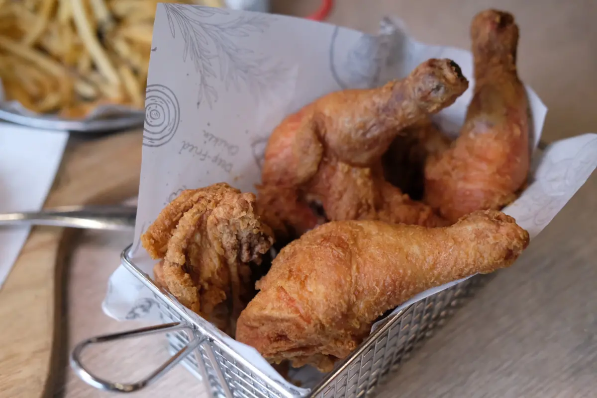 ▲台南的「8818比薩屋」創立於1989年，被許多人稱是「被披薩耽誤的炸雞店」，招牌炸雞皮薄又爆汁。（圖／記者葉盛耀攝）