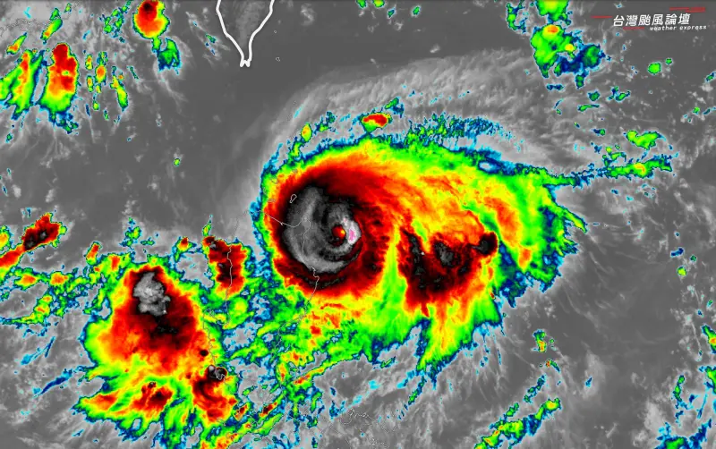 ▲蘇拉颱風核心逐漸紮實，颱風眼即將出現。（圖／翻攝自《台灣颱風論壇｜天氣特急》FB）