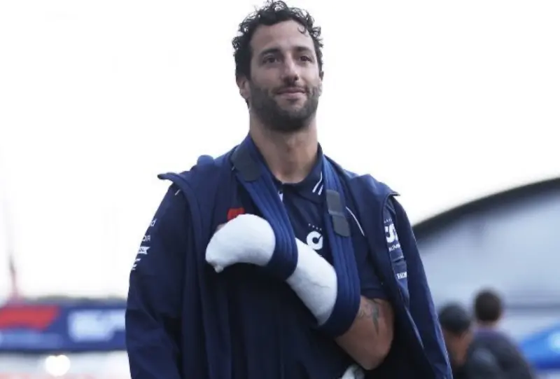 ▲F1澳洲車手Daniel Ricciardo練習時撞車，導致左手腕骨折。（圖取自推特@@L3CL3RCS）