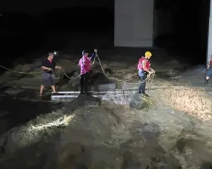 驚悚!釣客受困南投清水溪沙洲 消防隊「雙節梯」搭橋助脫困