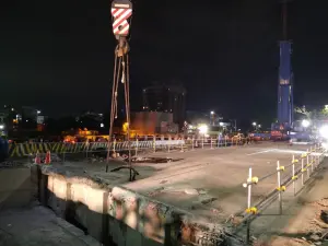 ▲捷運局今(26)日夜間20時起持續進行「龍華橋舊橋台混凝土橋面板拆除工程」。（圖／高市府捷運局提供）