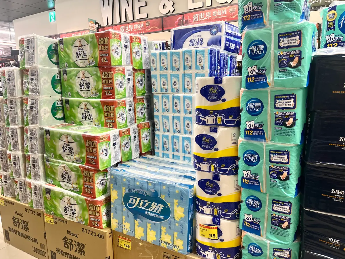 ▲全聯中元節檔期最後衝刺，抽取式衛生紙買1送1外，巨無霸瓶可樂下殺最低價29元。（圖／記者鍾怡婷攝）