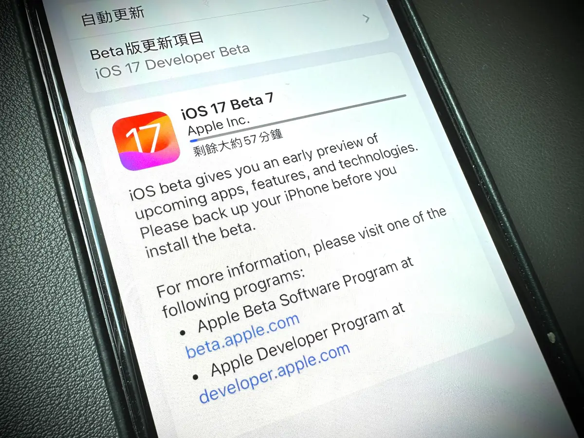 ▲iOS 17升級後超耗電，但其實不是iOS 17也不是手機的問題，是因為系統正在進行整和，耗電量會必較大，約2天至1週的時間即可恢復正常。（圖／周淑萍攝）